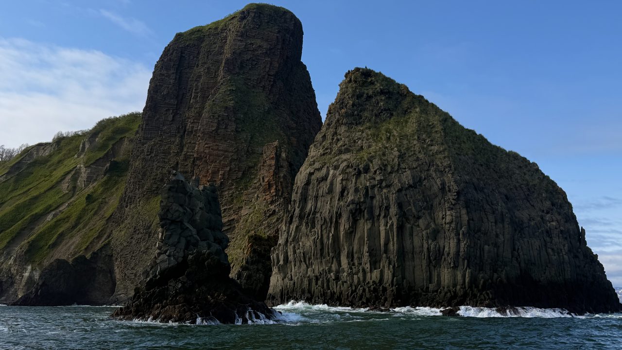 Скалы-кекуры с зеленью у побережья Камчатки